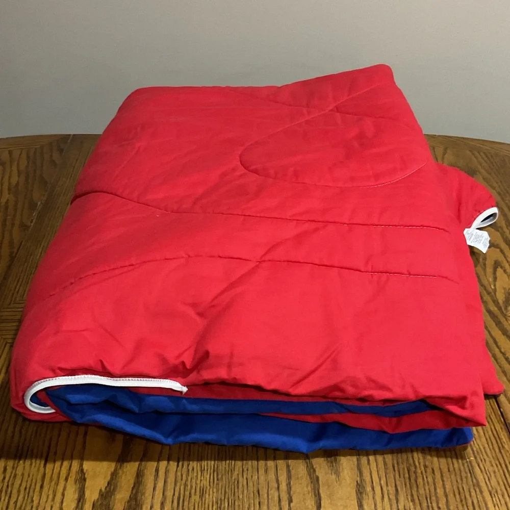 Fitted reversible comforter for twin bed